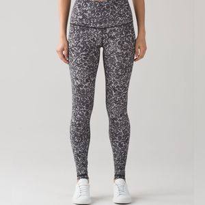 Lululemon Wunder Under Pant (Hi-Rise)Mini Cinder Lace White Black, size 4.